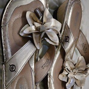 B.O.R.N. GOLD METALIC FLOWER SANDAL NEW SIZE 10